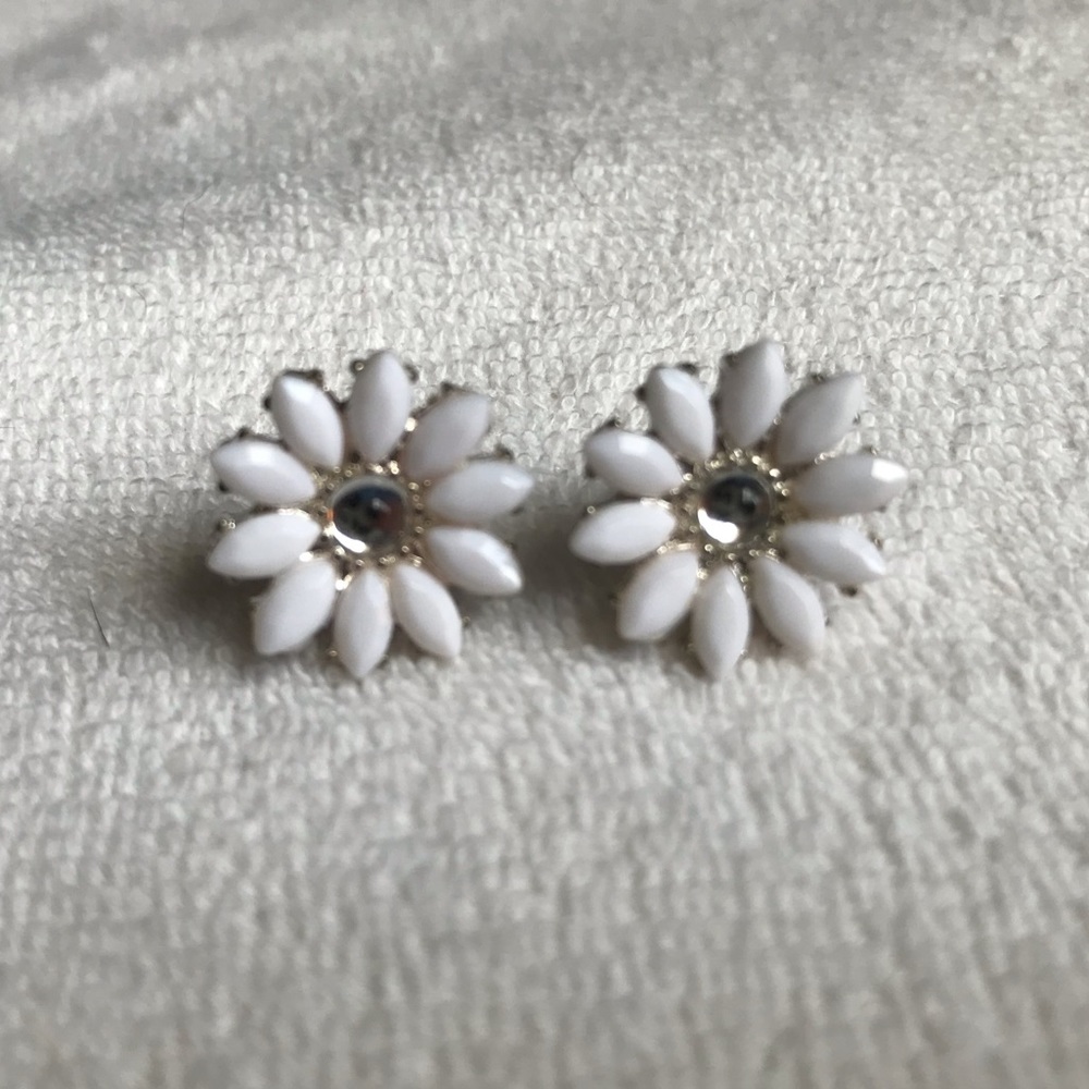 3/$6 white flower earrings